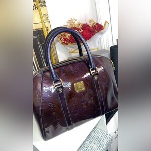 MCM Glossy Patent Logo Bowling Bag in Deep purple